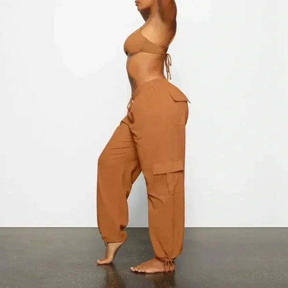 Skims by Kim Kardashian Cover Up Cargo Pants Almond Color Size Small Womens - Picture 3 of 11